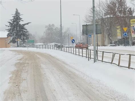 Starachowice pod śniegiem na drogach trudne warunki do jazdy ZDJĘCIA