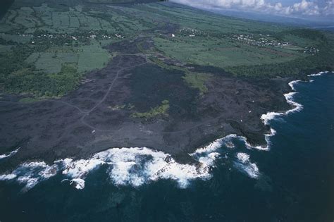 无人横图俯视航拍室外白天海洋火山水岛海岸线流水云图像天空波浪熔岩摄影印度洋鸟瞰主题自然现象野地