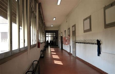 Reggio Emilia Tragedia Nella Scuola Alunno Della Terza Media Si