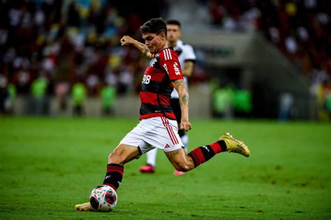 Ayrton Lucas Se Firma No Flamengo E Apresenta N Meros Expressivos Desde