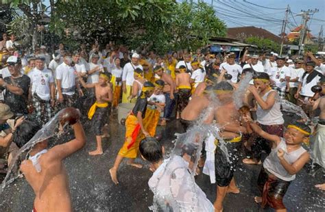 Warga Banjar Teba Jimbaran Bersukacita Melalui Tradisi Siat Yeh Di Hari