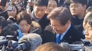 VÍDEO Líder da oposição da Coreia do Sul é esfaqueado em coletiva