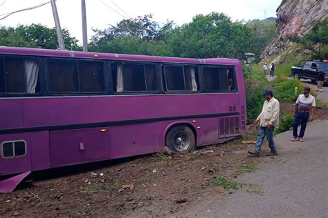 Choque de autobús contra poste y árbol deja saldo de personas