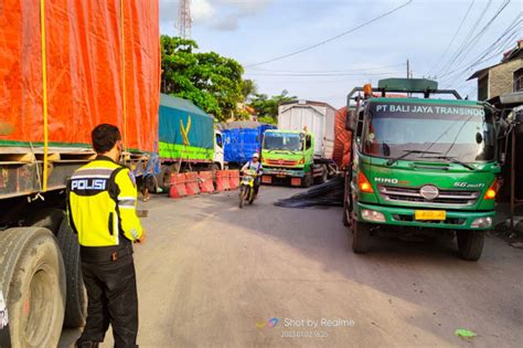 Besi Berserak Di Jalan Jalur Pantura Pati Juwana Macet 8 Kilometer