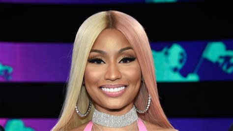 VMAs 2017: Nicki Minaj Wears Two-Toned Pink-and-Blonde Hair | Allure