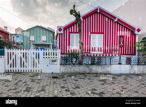 Fachada De Madera A Rayas De Una Casa T Pica Portuguesa En Aveiro