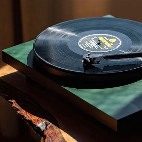 Pro-Ject Debut Carbon EVO Turntable | Paragon Sight & Sound