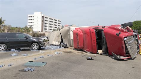 Se registra volcadura de tráiler en Bucerías Puerto Vallarta Bahía