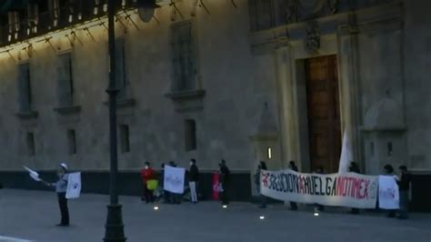 Manifestantes Brincan Vallas Para Acercarse A Palacio Nacional Grupo