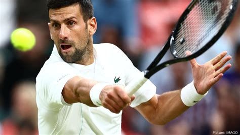 Novak Djokovic a la semifinal de Wimbledon tras la retirada por lesión