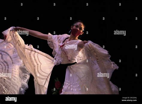 Amalia hernandezs ballet folklorico de mexico hi-res stock photography ...