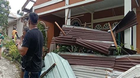 Foto Angin Puting Beliung Ngamuk Robohkan 103 Rumah Di Karimun