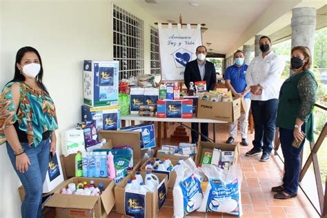 Colaboradores de la UABR de Colón y Panamá realizan donaciones a