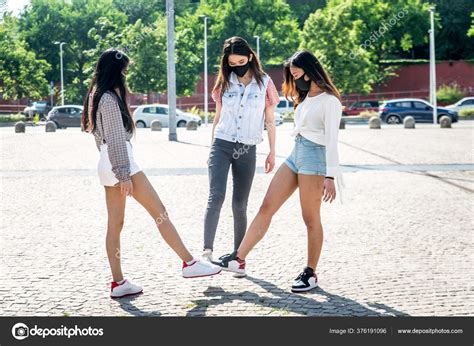 Group Asian Girls Going Out Quarantine Coronavirus Period Young Women