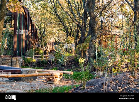 Big bird cage zoo hi-res stock photography and images - Alamy