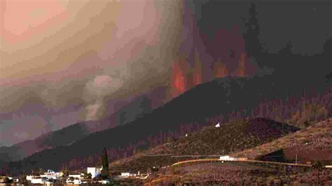 Eruption aux Canaries l aéroport de La Palma rouvre mais les vols