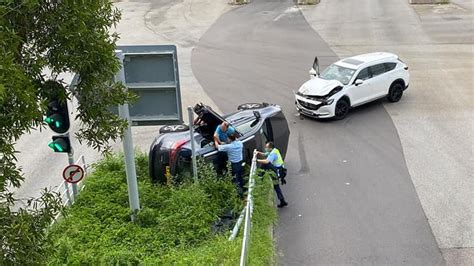 屯門兩私家車相撞一車翻側 司機被困清醒獲救