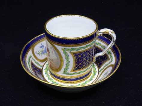 Dans le goût de Sèvres Tasse litron et soucoupe en porcelaine de style