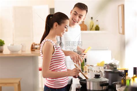 年轻夫妇一起在厨房做饭高清图片下载 正版图片503590385 摄图网