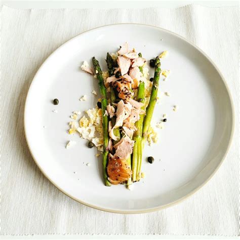 Gegrilde Groene Asperges Met Warmgerookte Zalm En Ei Priya Loves Food