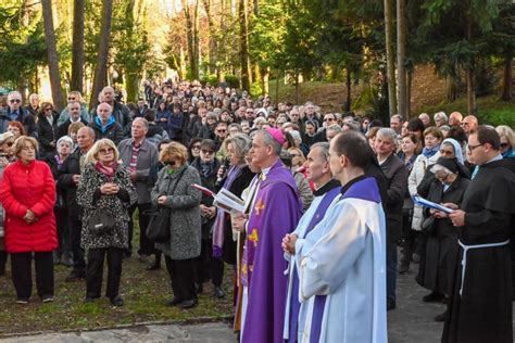 Nadbiskup Kutle A Predvodio Pobo Nost Kri Nog Puta Na Ksaveru Hkm