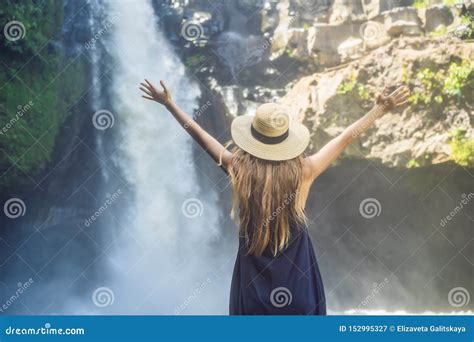 Viajero De La Mujer En Un Fondo De La Cascada Concepto Del Turismo Ecol