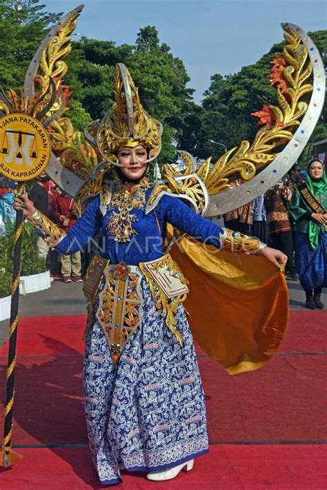 FASHION JALANAN MERIAHKAN PERINGATAN HUT RI DI BANTEN ANTARA Foto