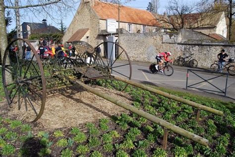 Au départ de Paris Nice 2015 à Maurepas A l encre violette