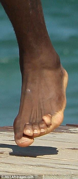 Shaquille Oneal Horrifies Viewers With Gross Foot Daily Mail Online