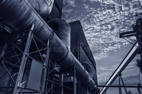 A Indústria Siderúrgica Ajardina Sob O Céu Azul Foto de Stock Imagem