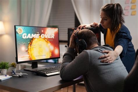 Un Couple Triste De Perdre Des Jeux Vidéo Devant L ordinateur Femme