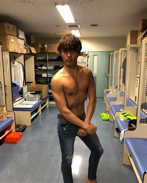 上原力也さんのインスタグラム写真 上原力也instagram「小川航基ナルシスト 胸筋えぐ。 はぶかれてるの気づいてない。」3月5