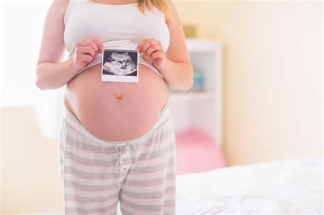 Premium Photo Pregnant Woman Showing Ultrasound Scans