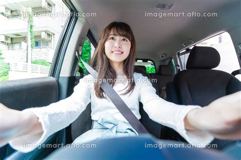 車を運転する女性の写真素材 174526743 イメージマート