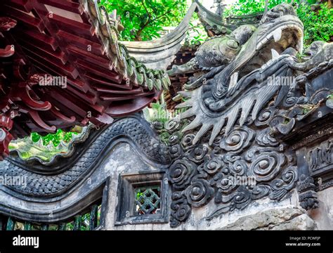 Traditional chinese dragon sculpture at Yu Gardens, Shanghai, China ...