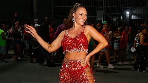 Paolla Oliveira Samba Muito Em Ensaio De Rua Da Grande Rio CNN Brasil