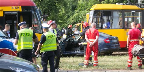 Groźny wpadek w centrum Warszawy Tramwaj zderzył się z samochodem