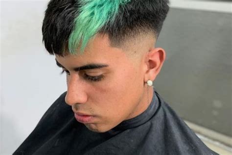 La coupe taper avec mèche verte pour homme