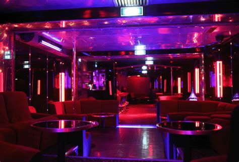 Les Clubs De Strip Tease De Paris Paris Zigzag Insolite And Secret