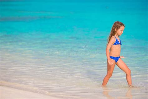 Menina Adorável Na Praia Durante O Verão Imagem de Stock Imagem de