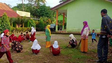 Gambar Bergotong Royong Gotong Royong Adalah Kerja Sama Tolong