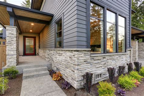 Key Differences Between Stone and Stone Veneer Siding