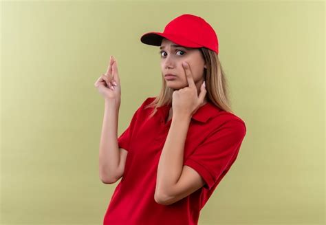 Repartidor Joven Triste Con Uniforme Rojo Y Gorra Mostrando Gesto De