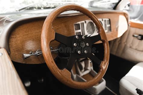 Coche Retro De La Boda Del Torpedo Con Las Decoraciones De Madera