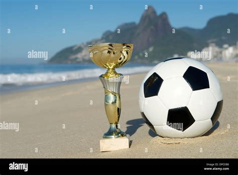 World Cup Trophy And Soccer Ball Fotos Und Bildmaterial In Hoher