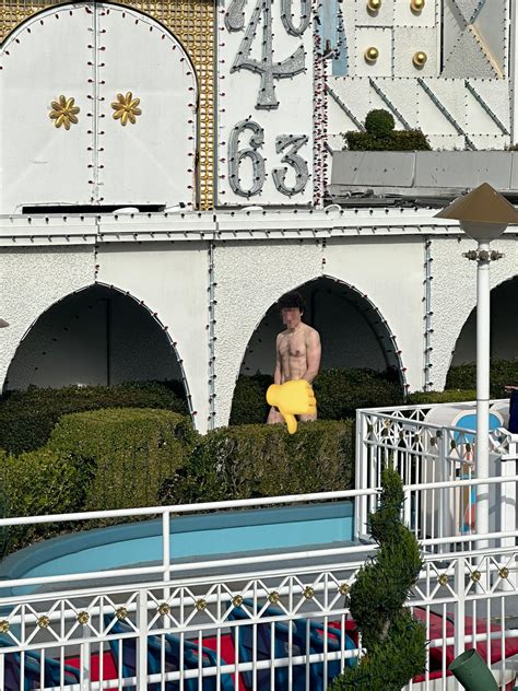 Disneyland S It S A Small World Riders Exposed To Streaker Who