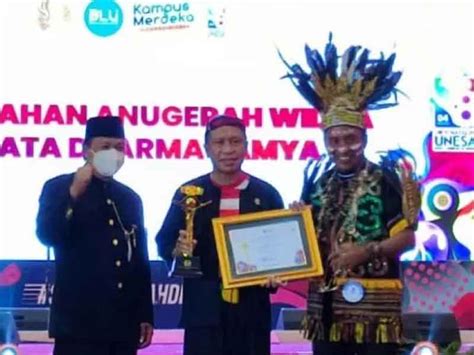 Menpora Raih Penghargaan Dari Unesa