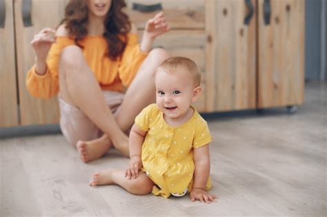 Mère Jouant Avec Sa Petite Fille à La Maison Photo Gratuite