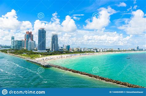 Plage Du Sud Miami Beach E Silhouette D Homme Se Recroquevillant D