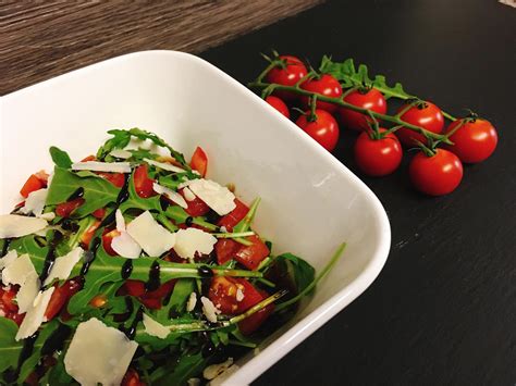 Rucola Salat Mit Tomaten Und Himbeer Balsamico Rezept